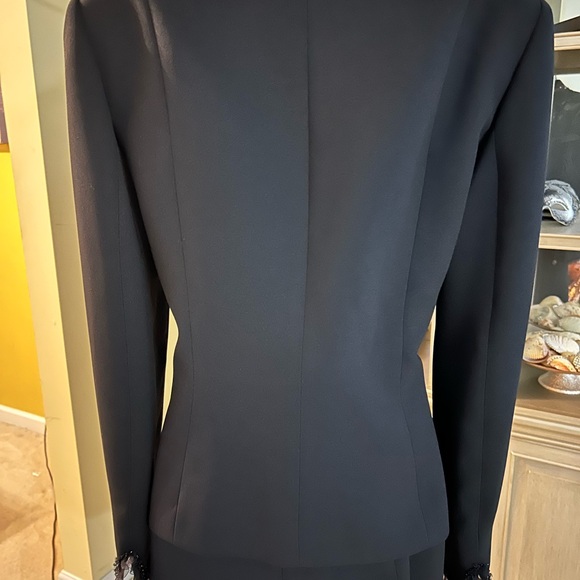 Black suit by Tahari size 8 - Picture 5 of 7